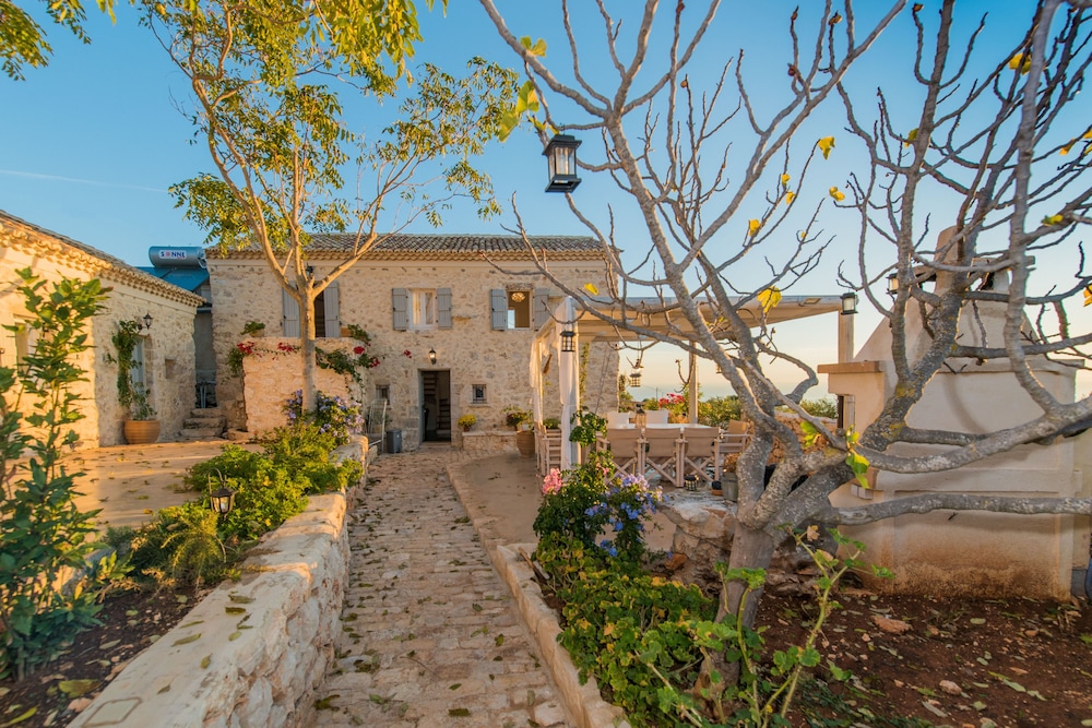 Aria Villa 37/50