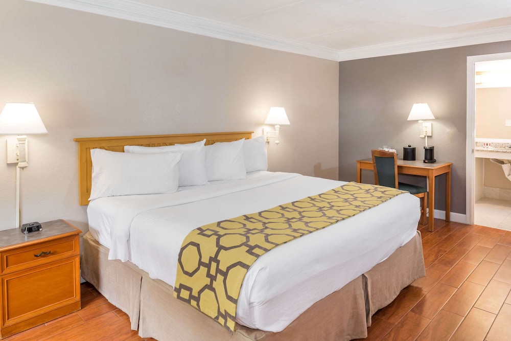 Casa Bella Inn & Suites 25/55