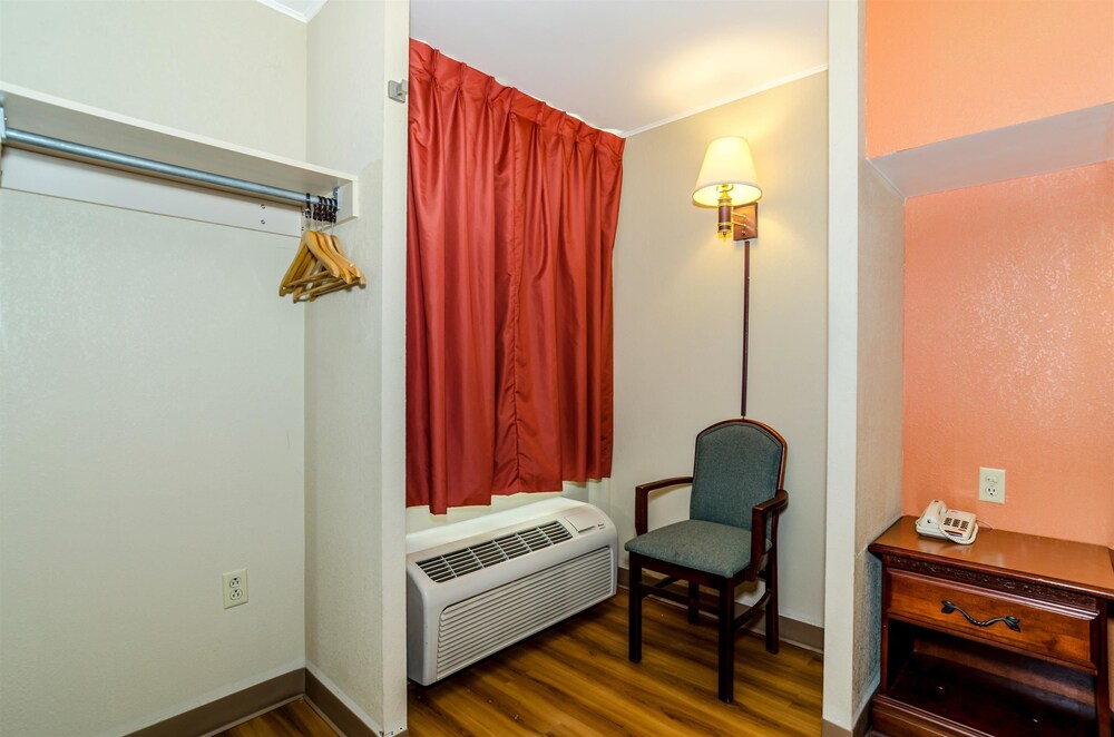 Baymont by Wyndham Newark/Wilmington 11/53
