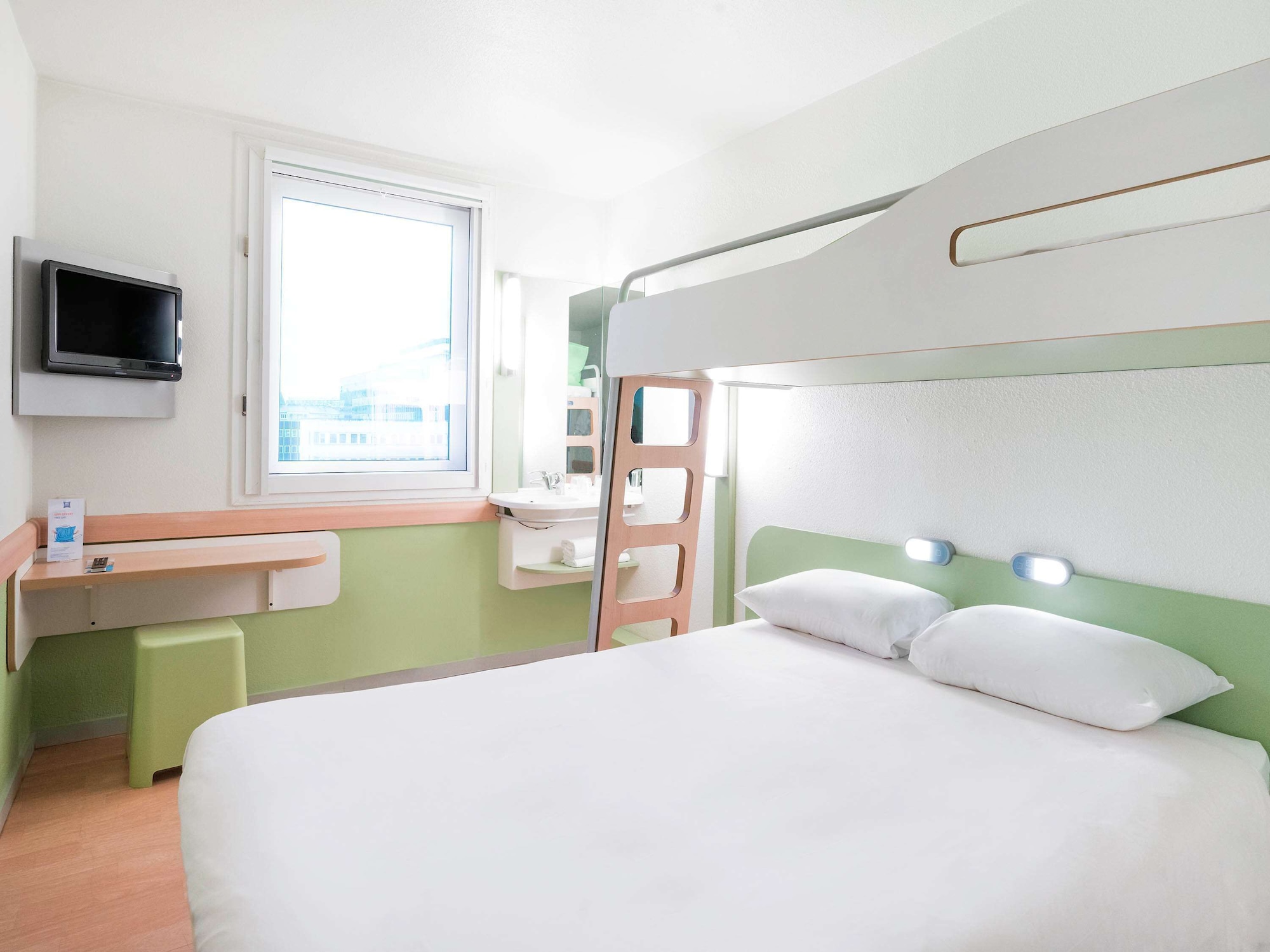 ROOM, DOUBLE BED