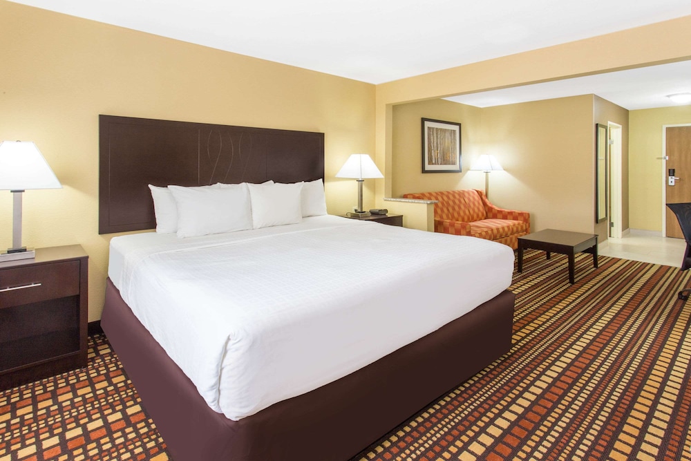 Days Inn & Suites by Wyndham Davenport East 5/39