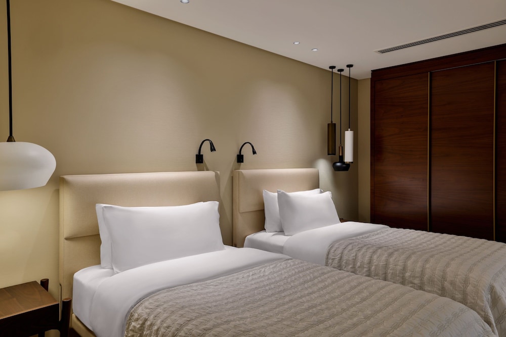 غرفة ديلوكس بسريرين منفصلين بإطلالة على الحديقة، Le Meridien Dubai Hotel and Conference Centre 2/3