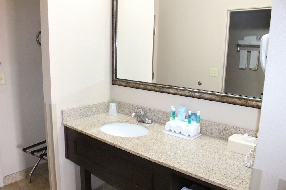 Holiday Inn Express & Suites Kansas City-Liberty (Hwy 152), an IHG Hotel 71/74