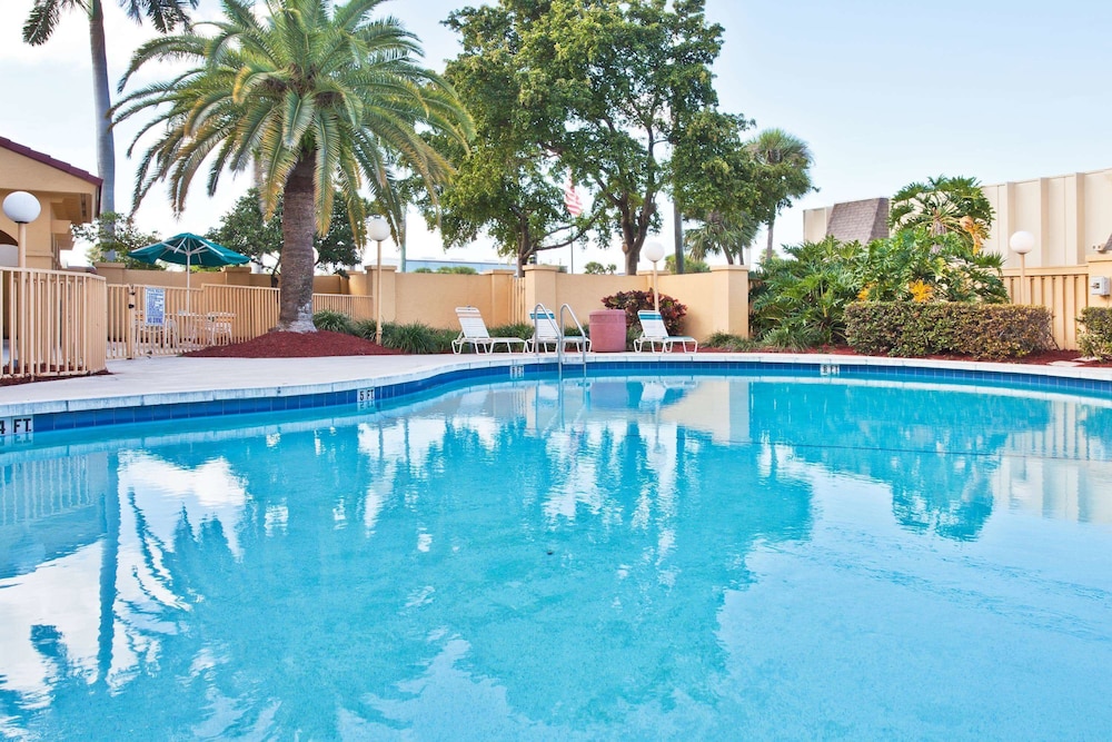 La Quinta Inn & Suites by Wyndham Ft Lauderdale Cypress Cr