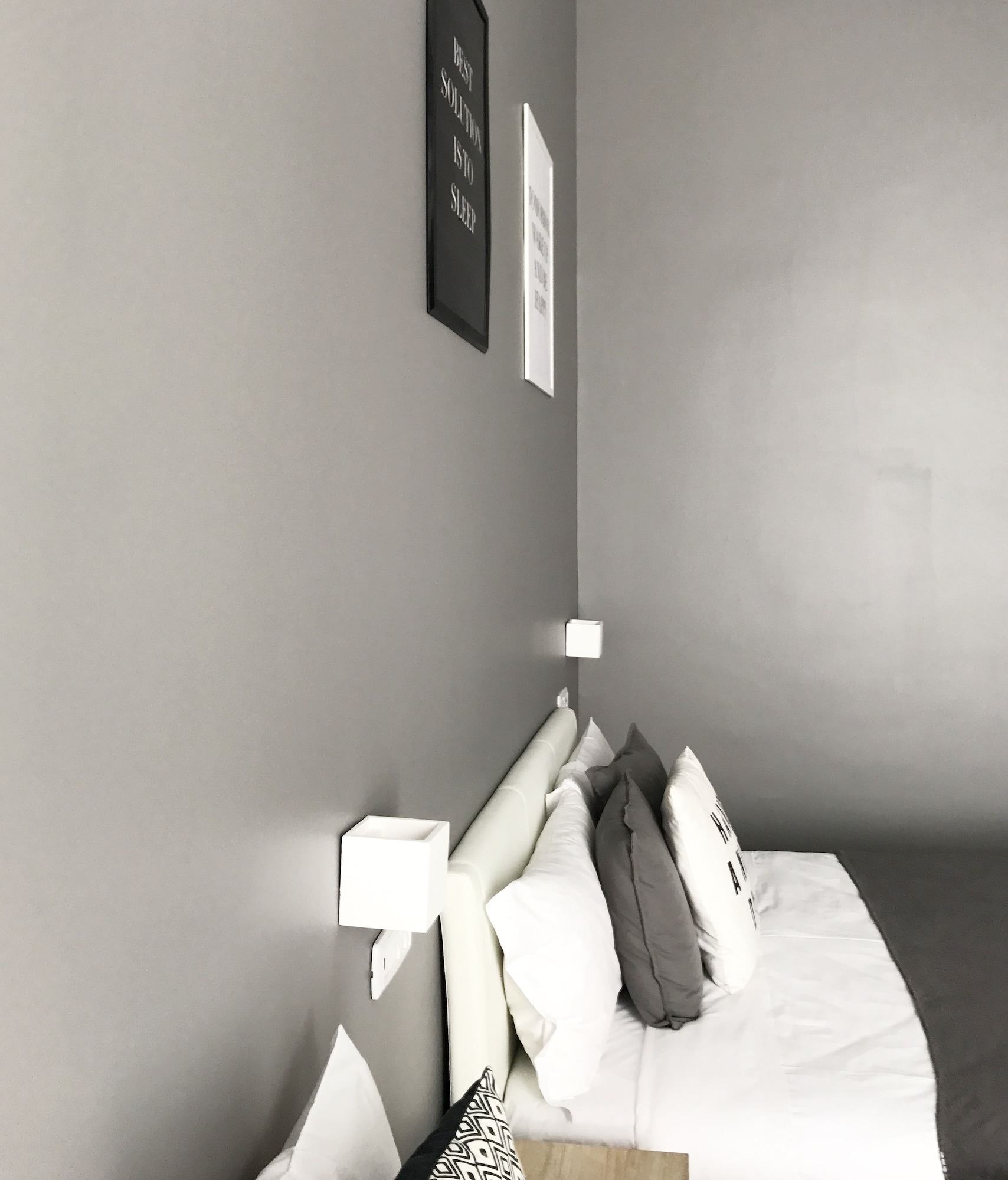 HAPPY, DELUXE, QUEEN BED, MOUNTAIN VIEW