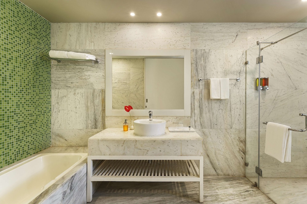 غرفة ديلوكس بسرير مزدوج وسرير فردي بشرفة، Sarovar Portico Outer Ring Road Bengaluru 5/6