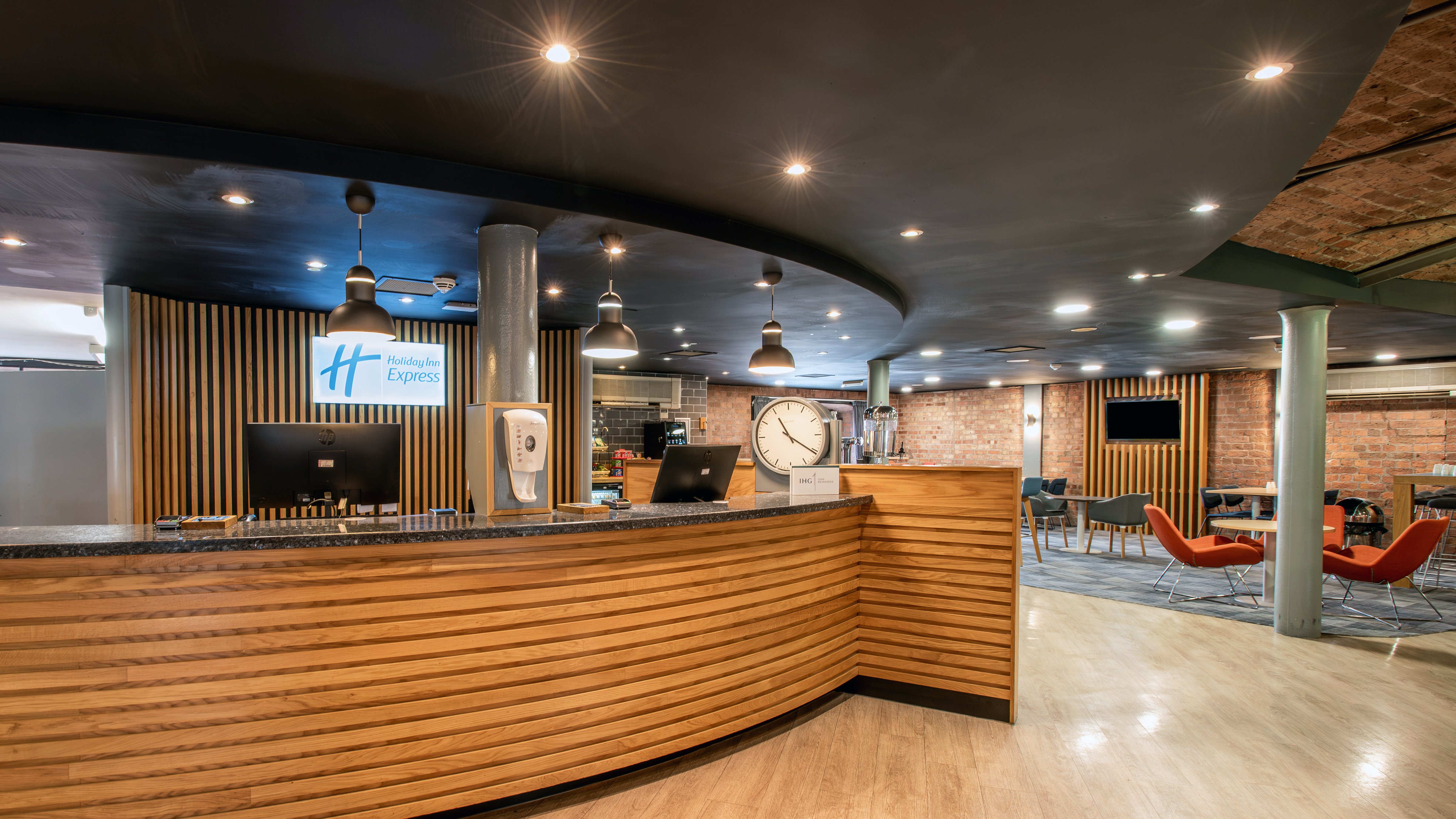 Holiday Inn Express Liverpool Royal Albert Dock 15/76