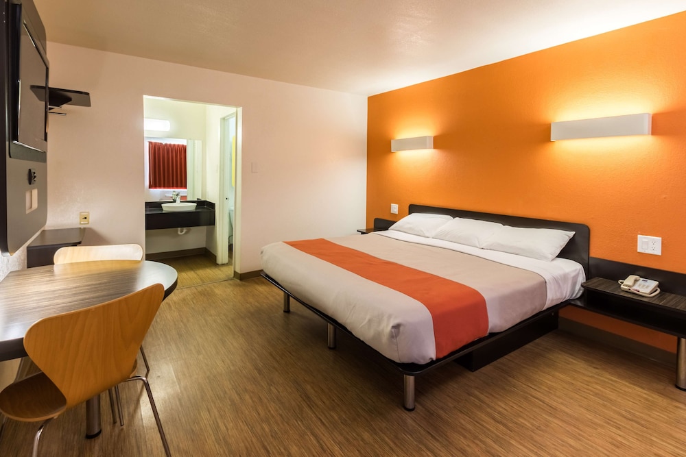 غرفة قياسية بسرير كينج لذوي الإعاقة، Motel6 Stephenville, TX 2/5