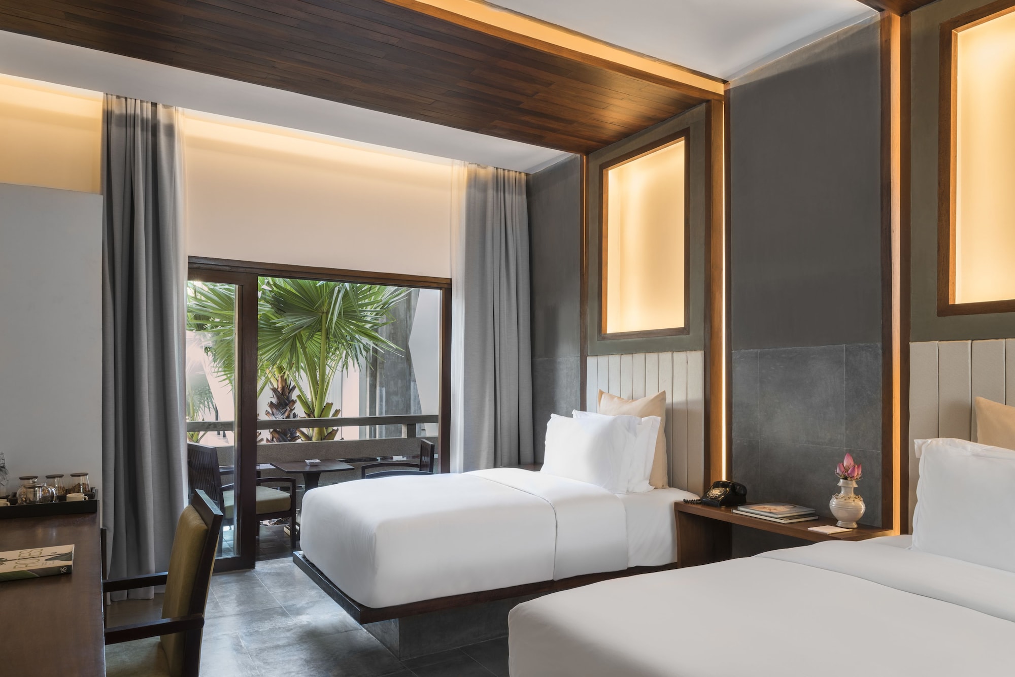DELUXE, TWIN BEDS