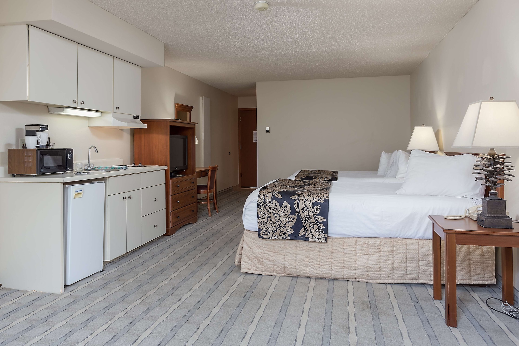 EXECUTIVE, 2 QUEEN BEDS, RIVER VIEW, KITCHENETTE
