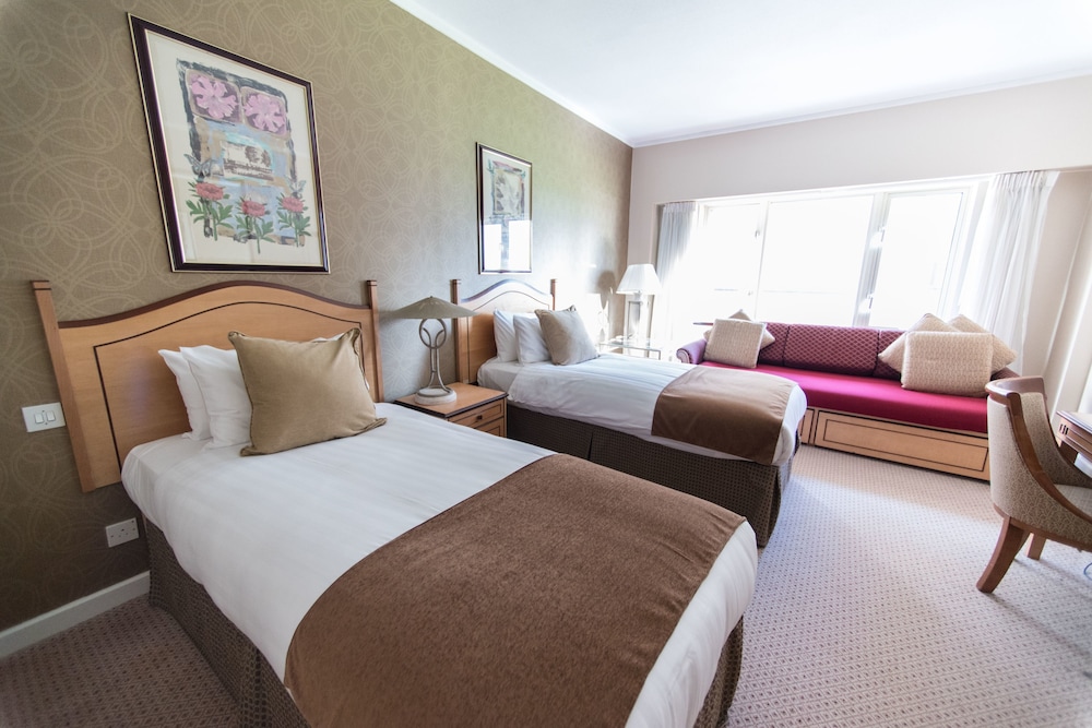 The Golden Jubilee Hotel 8/50