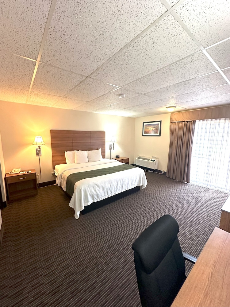 غرفة عائلية بسرير كينج مع أريكة بحوض جاكوزي، Wyndham Garden Salina Conference Center 5/10