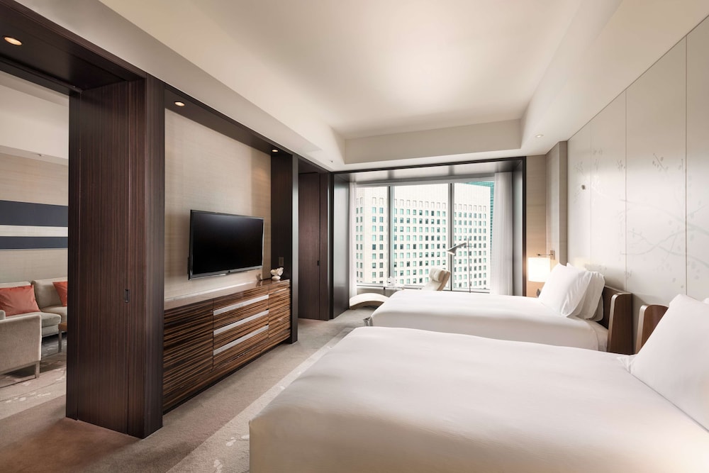 SUITE, TWIN BEDS, CITY VIEW