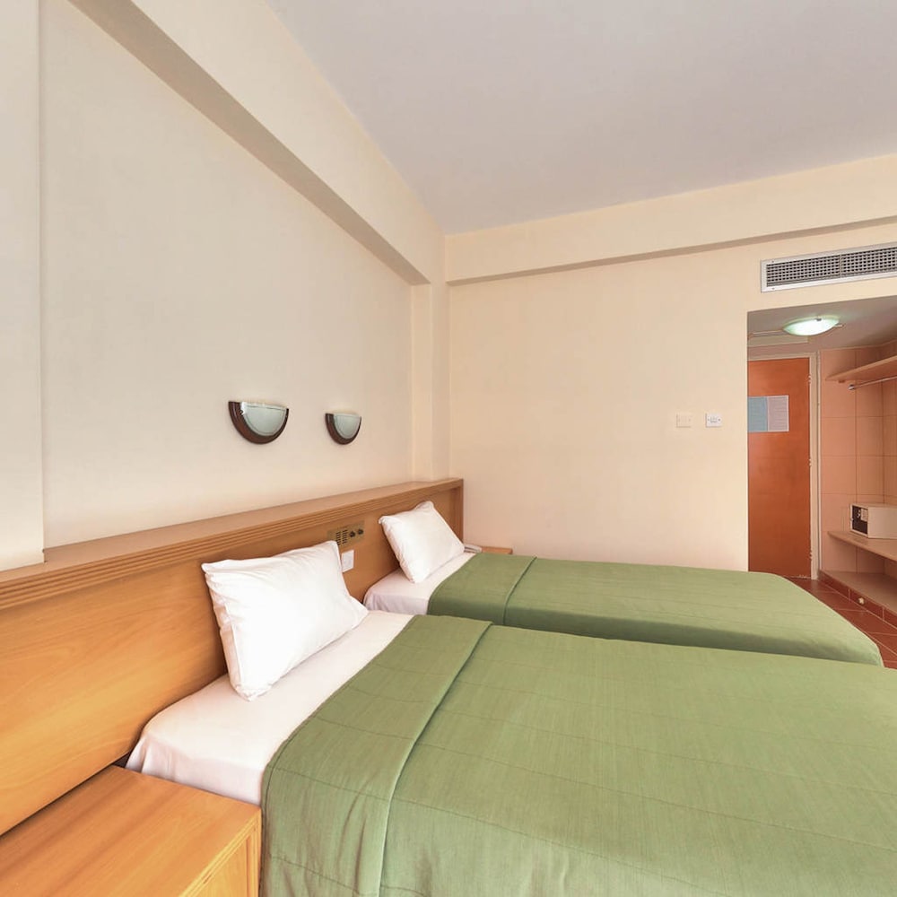 Flamingo Beach Hotel 18/35