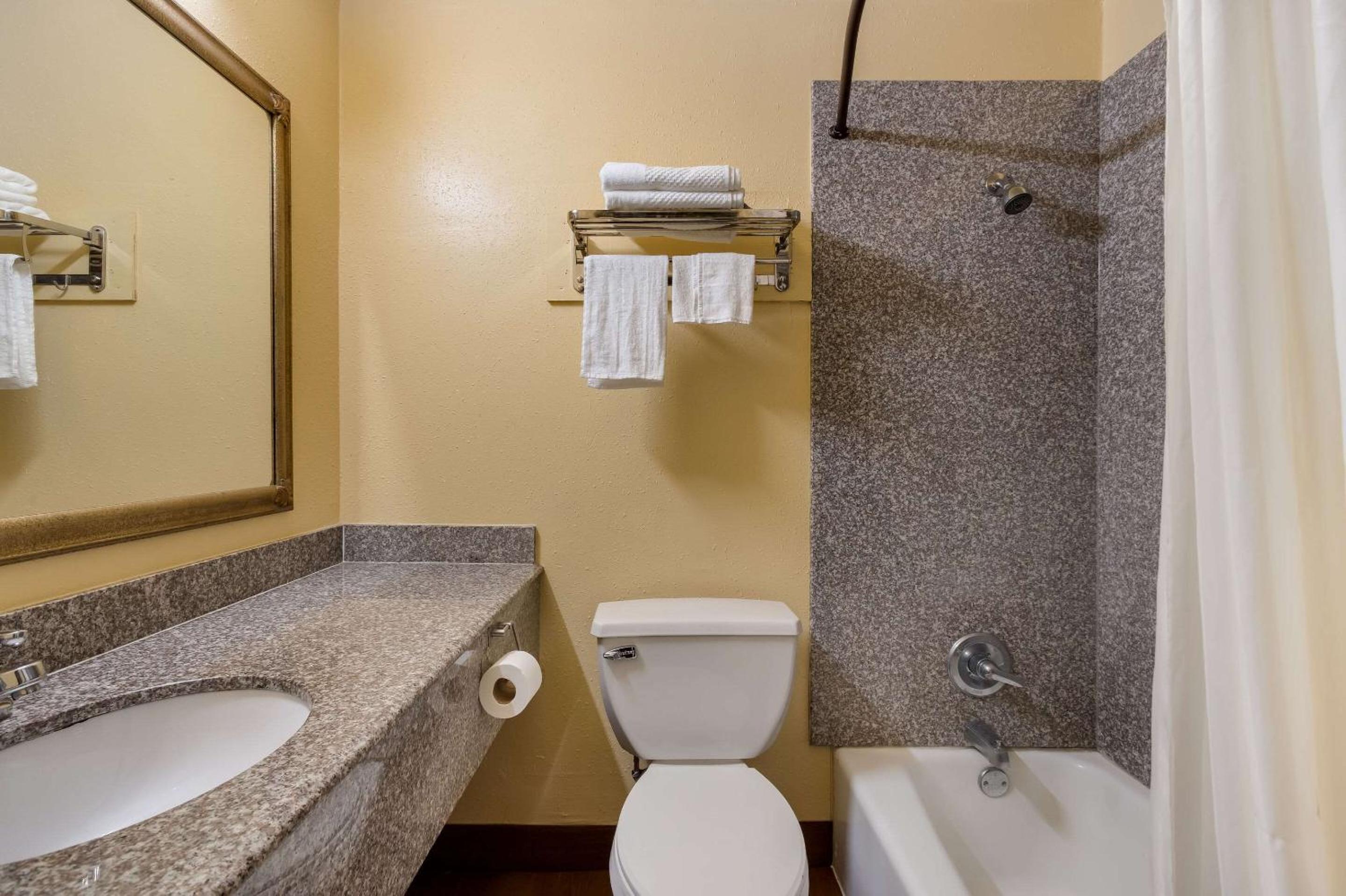 غرفة رباعية بسريرين كوين للمدخنين، New Orleans East Hotel 6/7