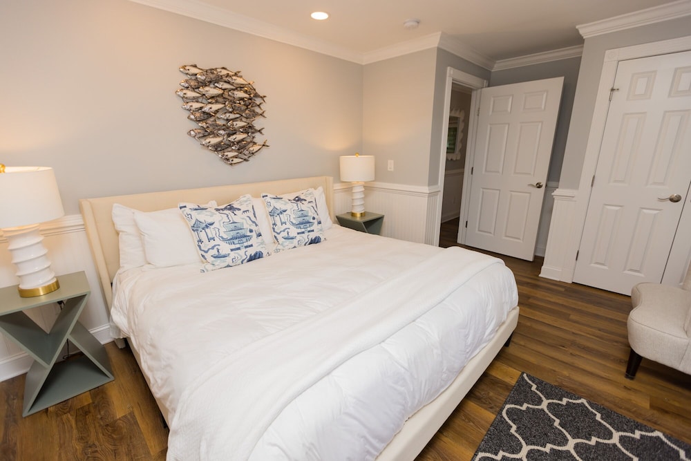The Burrus House Inn Waterfront Suites 18/50