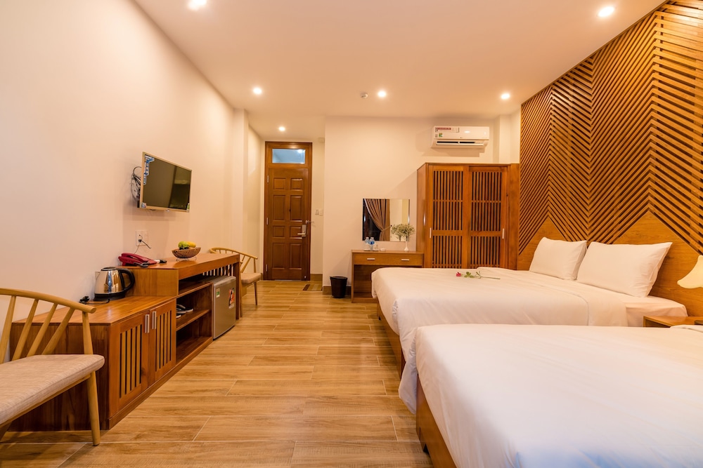 غرفة ديلوكس ثلاثية بسرير كينج وسرير فردي بإطلالة على المدينة بشرفة، Phong Phu Villa Hoi An 2/6