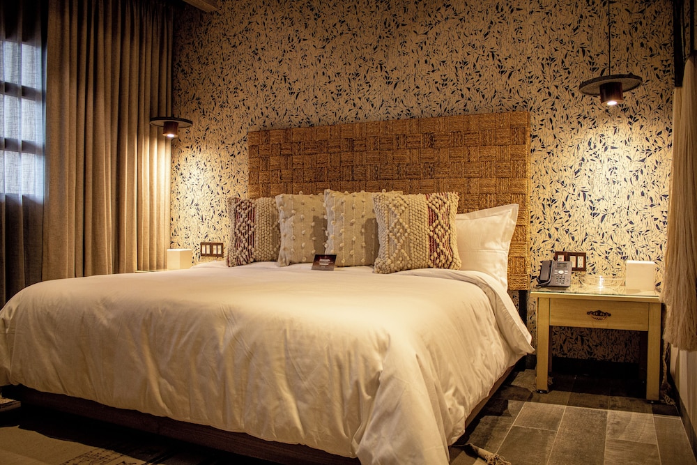 PREMIUM, KING BED, GARDEN VIEW