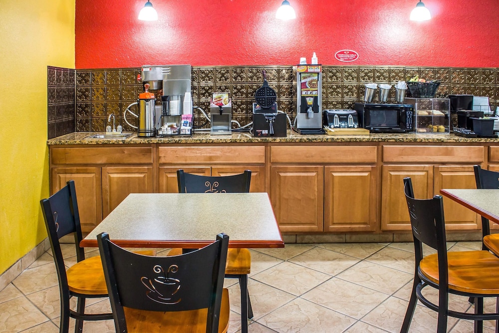 Econo Lodge Inn & Suites Walnut 27/30