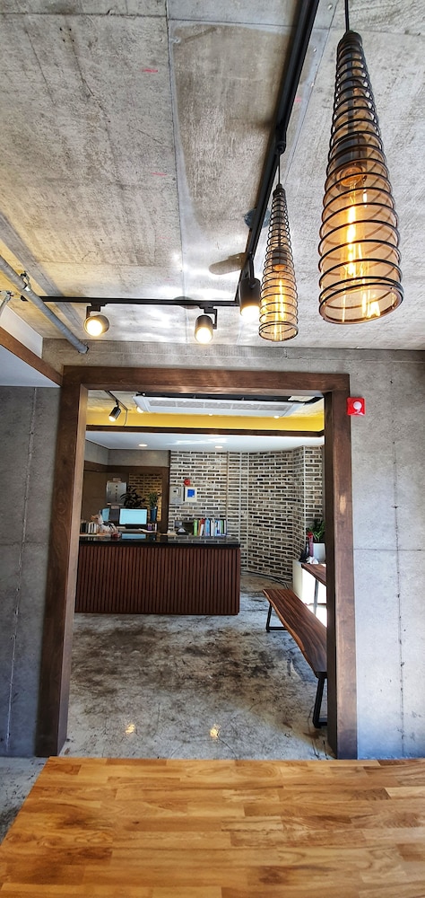 Cornerstone Hotel 8/50