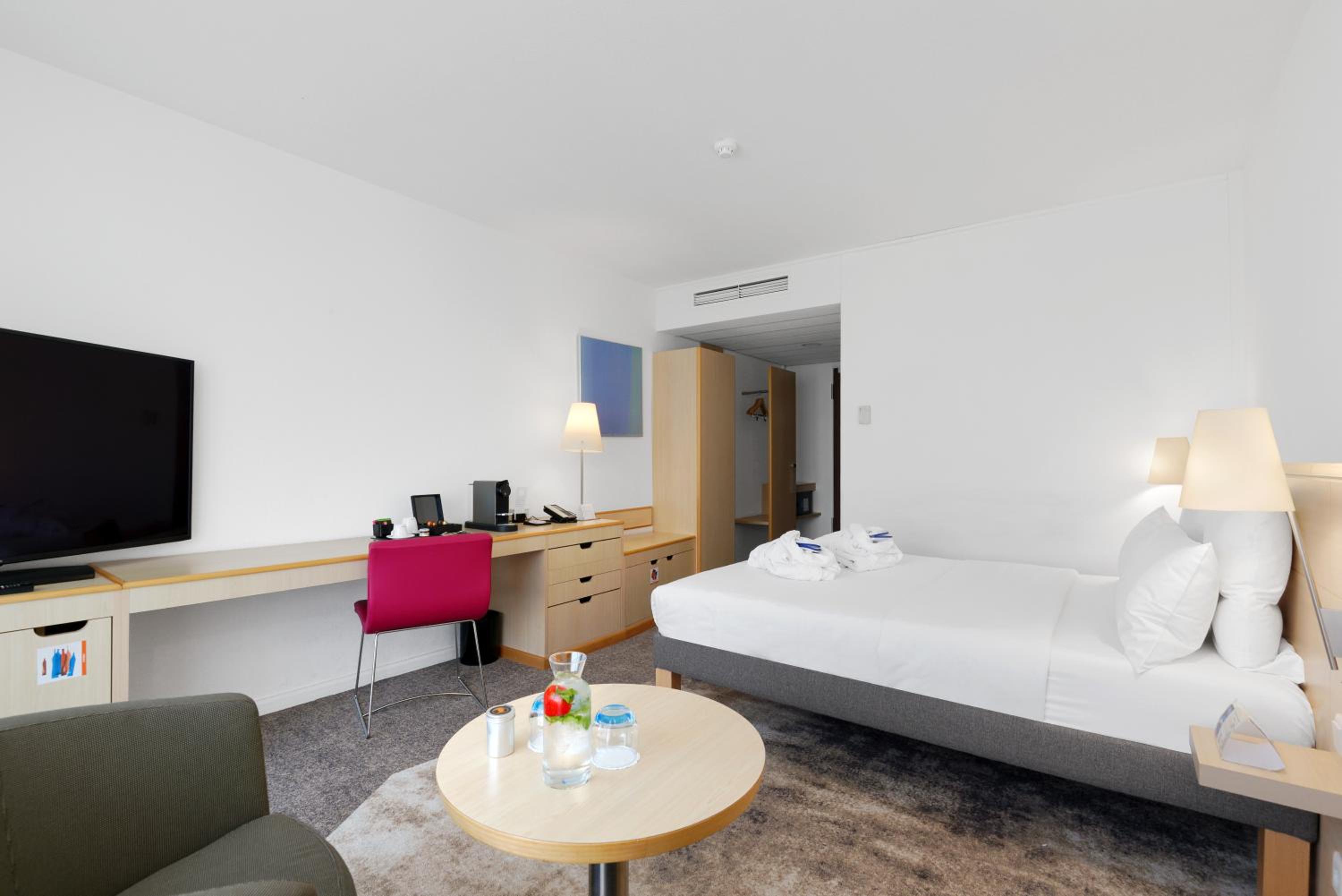 غرفة بريفيليج بسرير كينج، Novotel Berlin Mitte 4/8