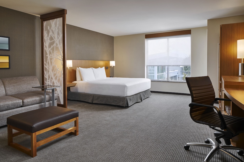 Hyatt Place Wilmington Riverfront 24/66