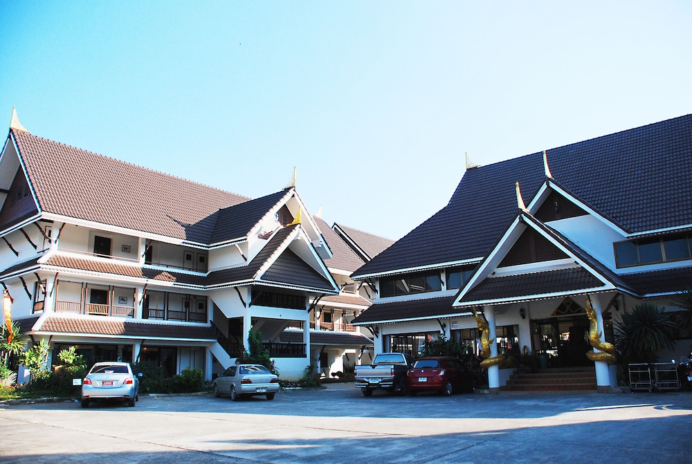 Nak Nakara Hotel 66/74