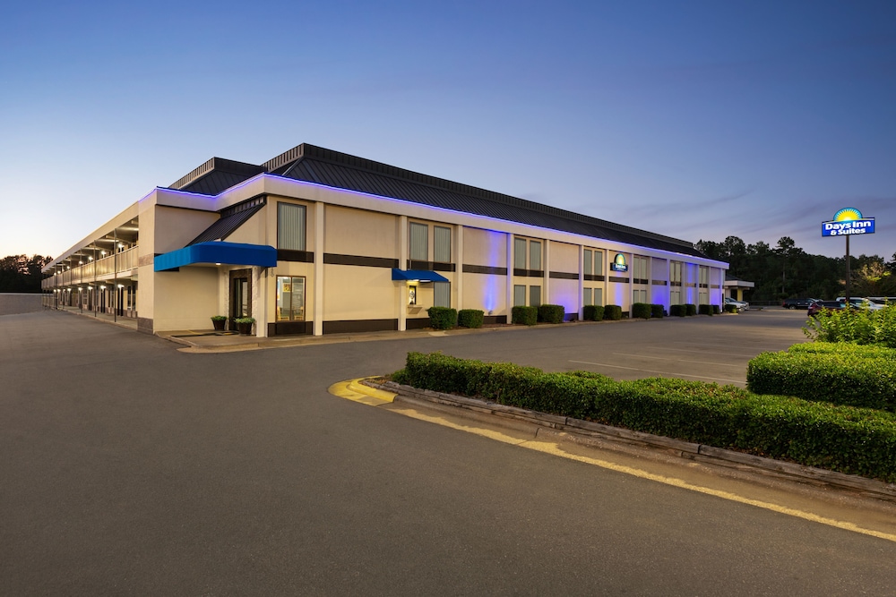 Days Inn & Suites by Wyndham Fort Bragg/Cross Creek Mall 3/41