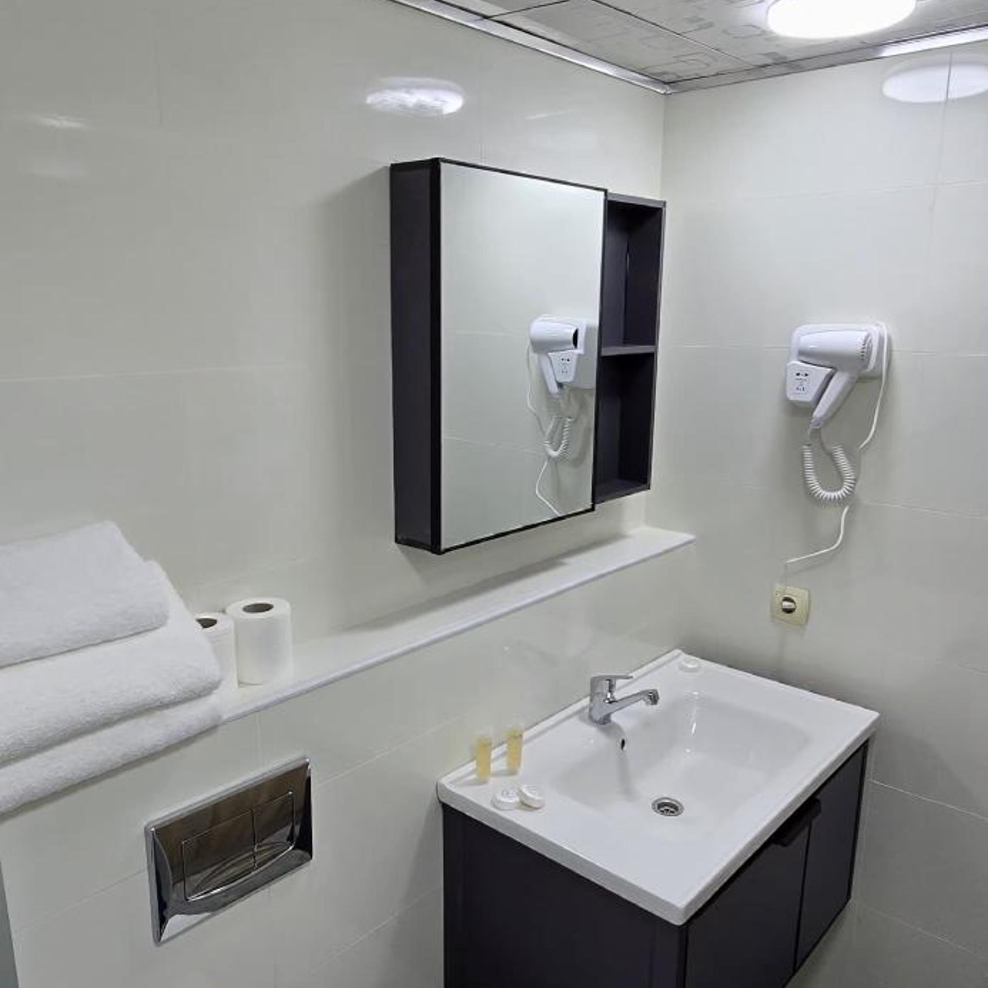 Balcony Hotel and Suites 47/49
