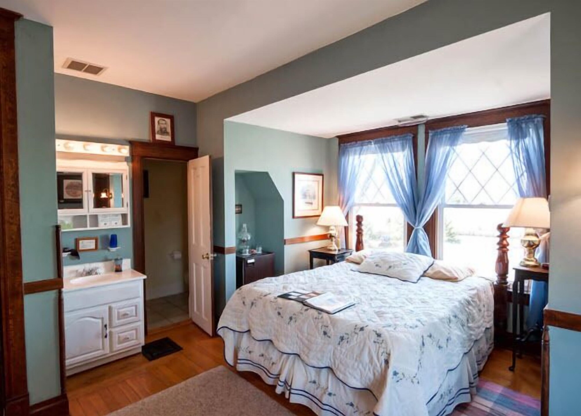 Blue Ridge, Queen Bed