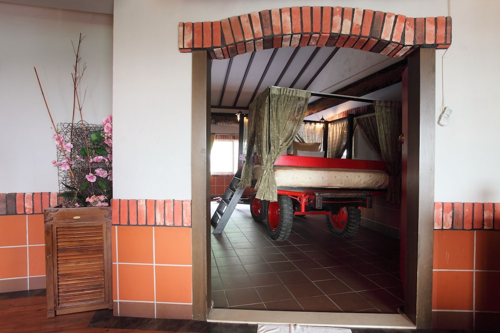 Regale Villa Hotel 61/73