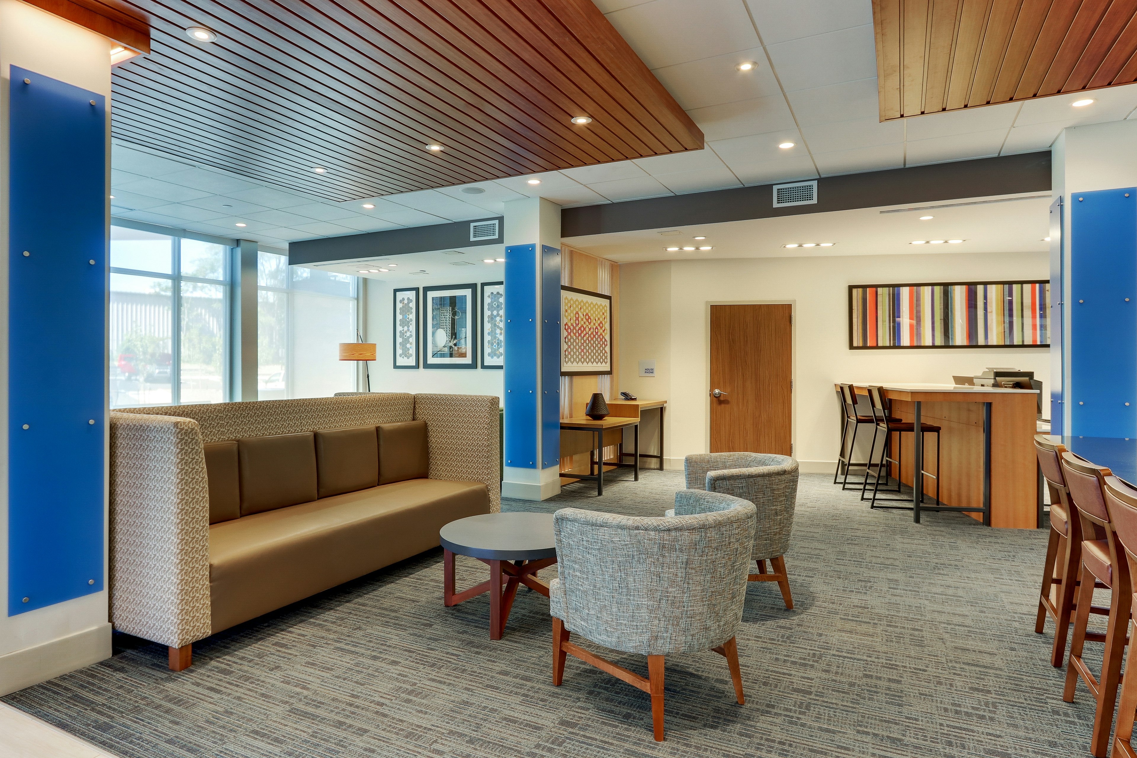 Holiday Inn Express and Suites Roanoke Civic Center 25/34
