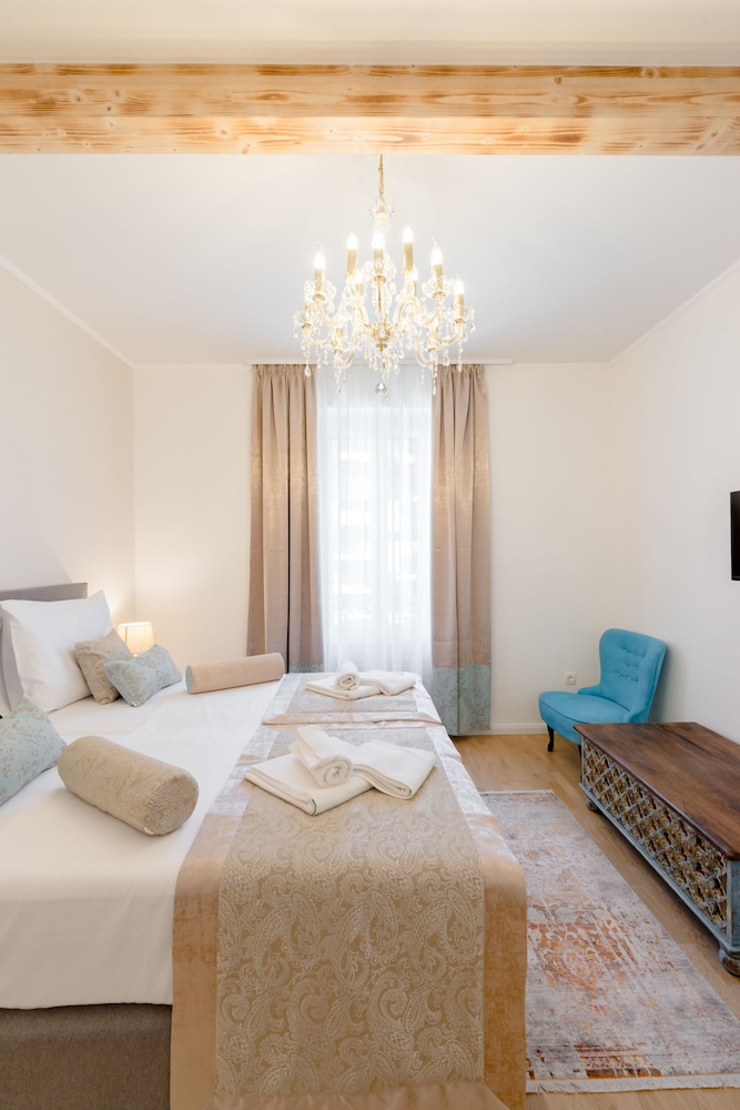 Le Monde Luxury Accommodation 8/63