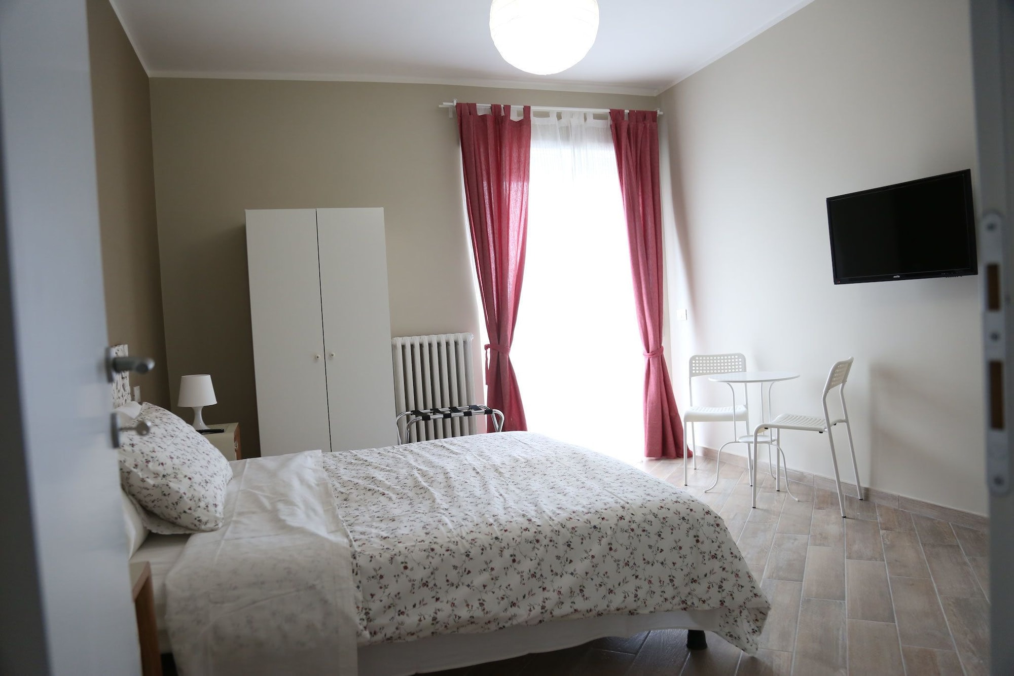 ROOM, DOUBLE OR TWIN BED