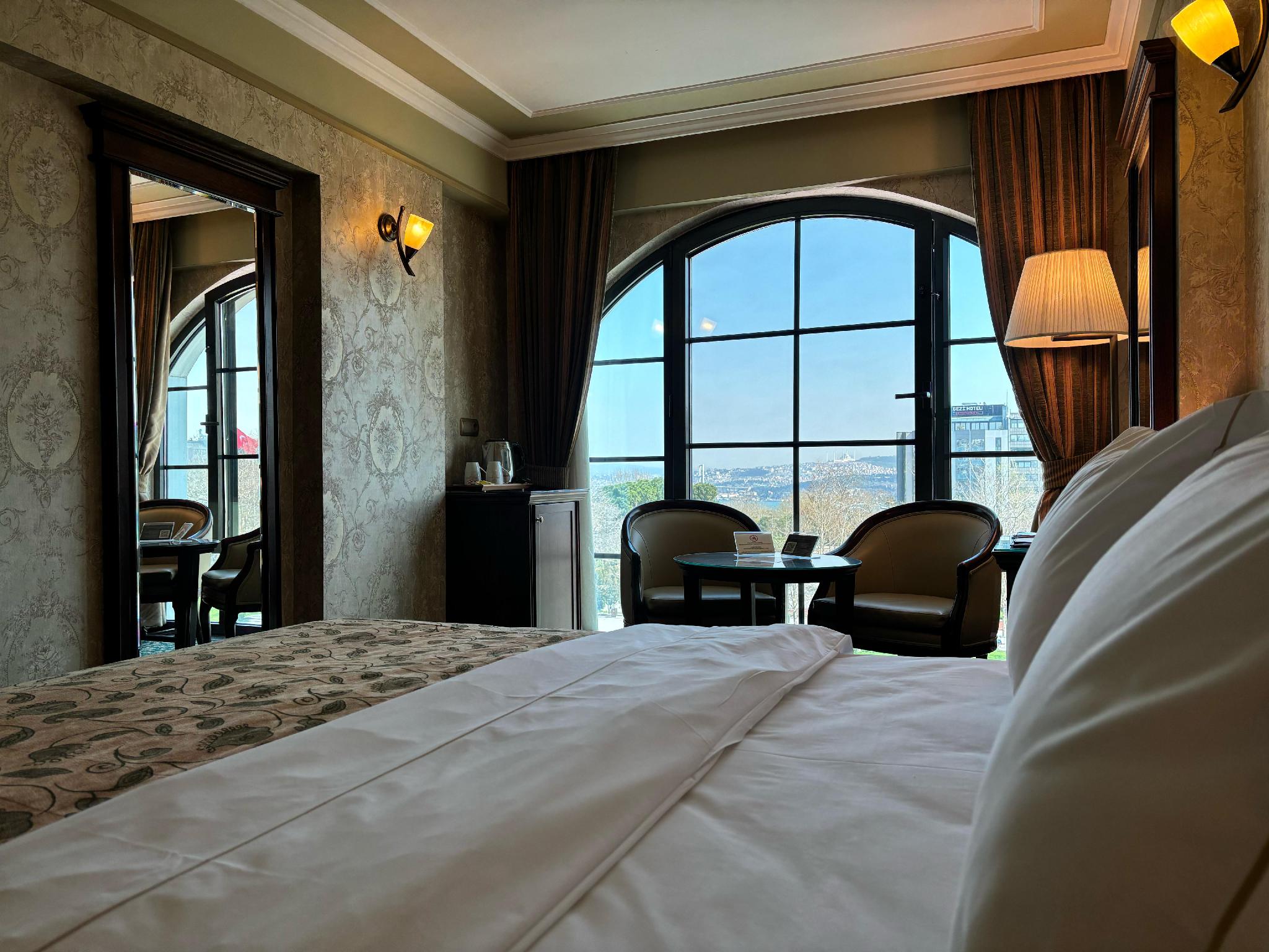 Deluxe, Double Bed, Partial Bosphorus View