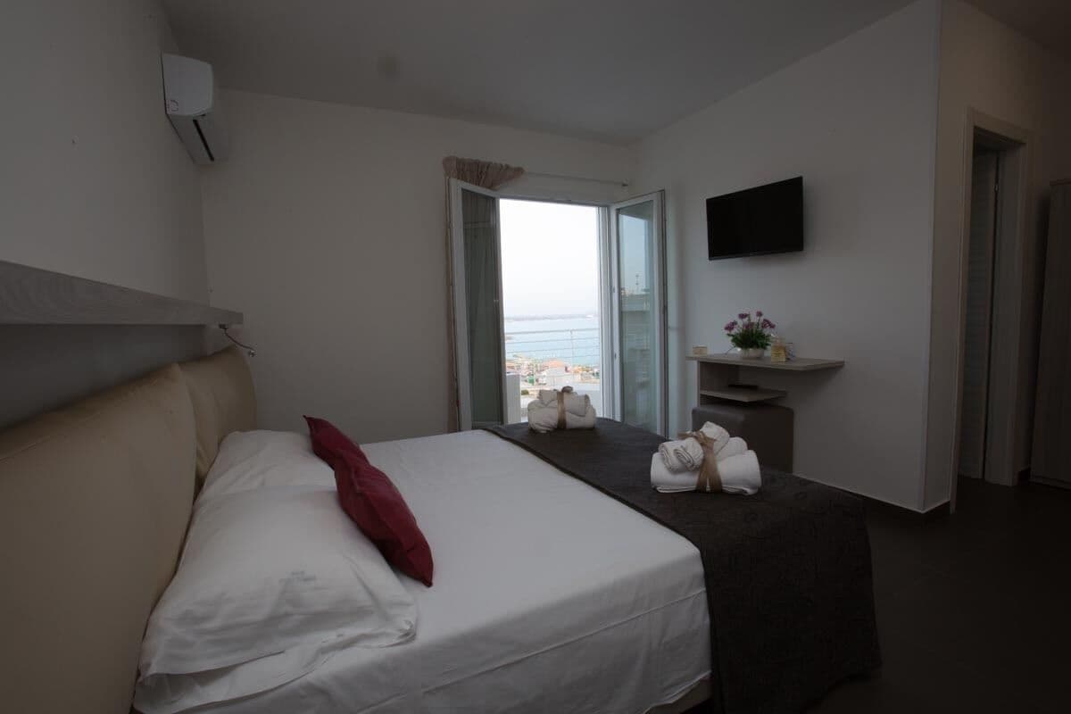 DELUXE, DOUBLE BED, TERRACE