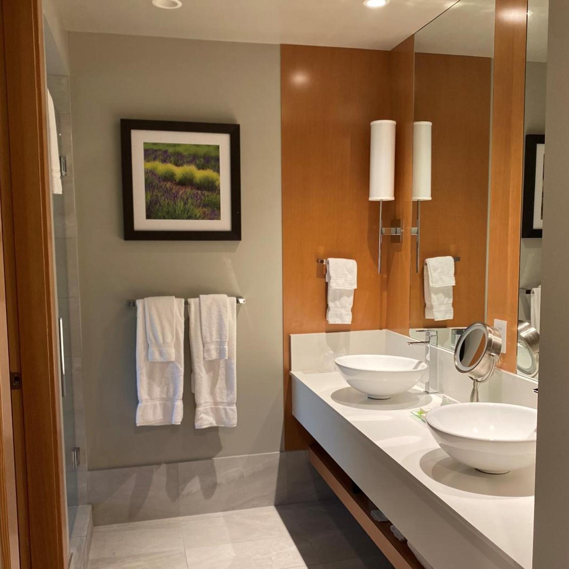 Room, Partial Lake View, West Wing، Penticton Lakeside Resort 4/5