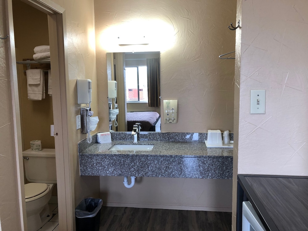 Americas Best Value Inn The Legends Inn 6/36