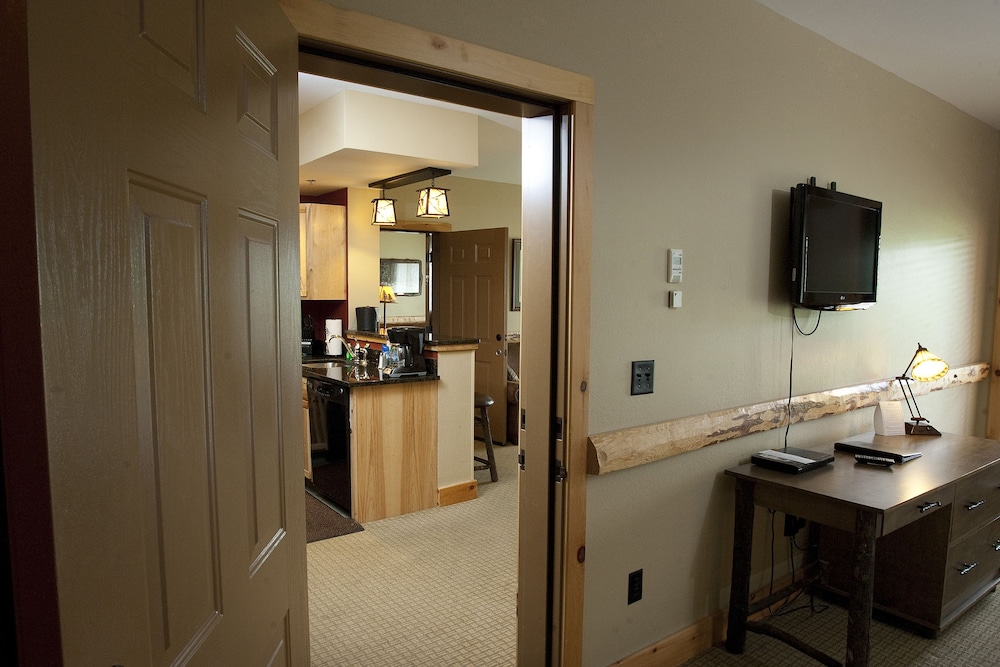 Hope Lake Lodge Indoor Waterpark 49/50
