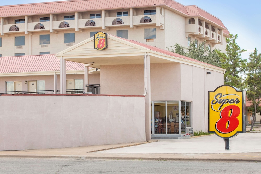 Super 8 by Wyndham Lubbock Civic Center North 1/14