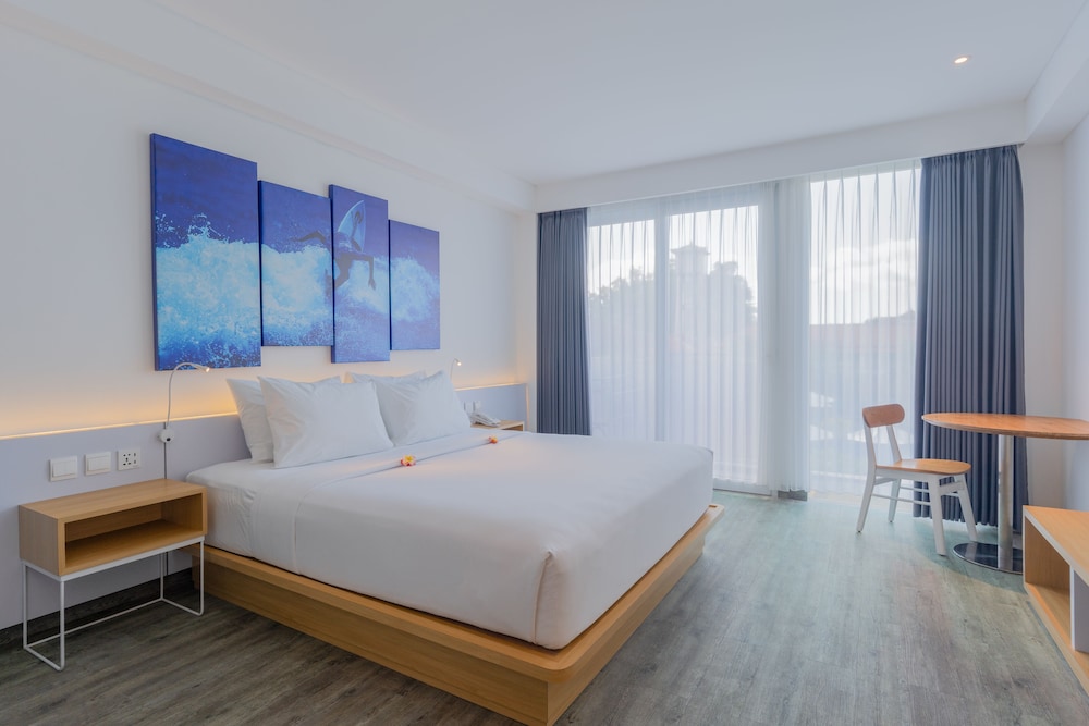 PREMIUM, QUEEN BED, POOL VIEW