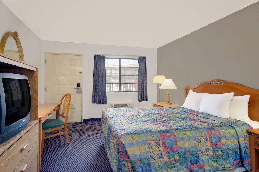 Days Inn & Suites By Wyndham Needles 17/30