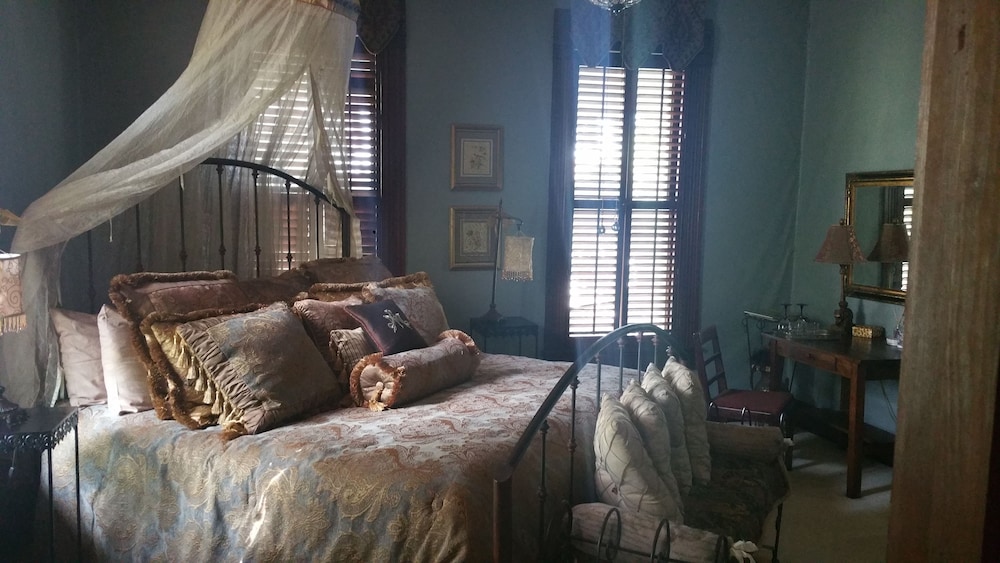 Fig Tree Manor 6/45