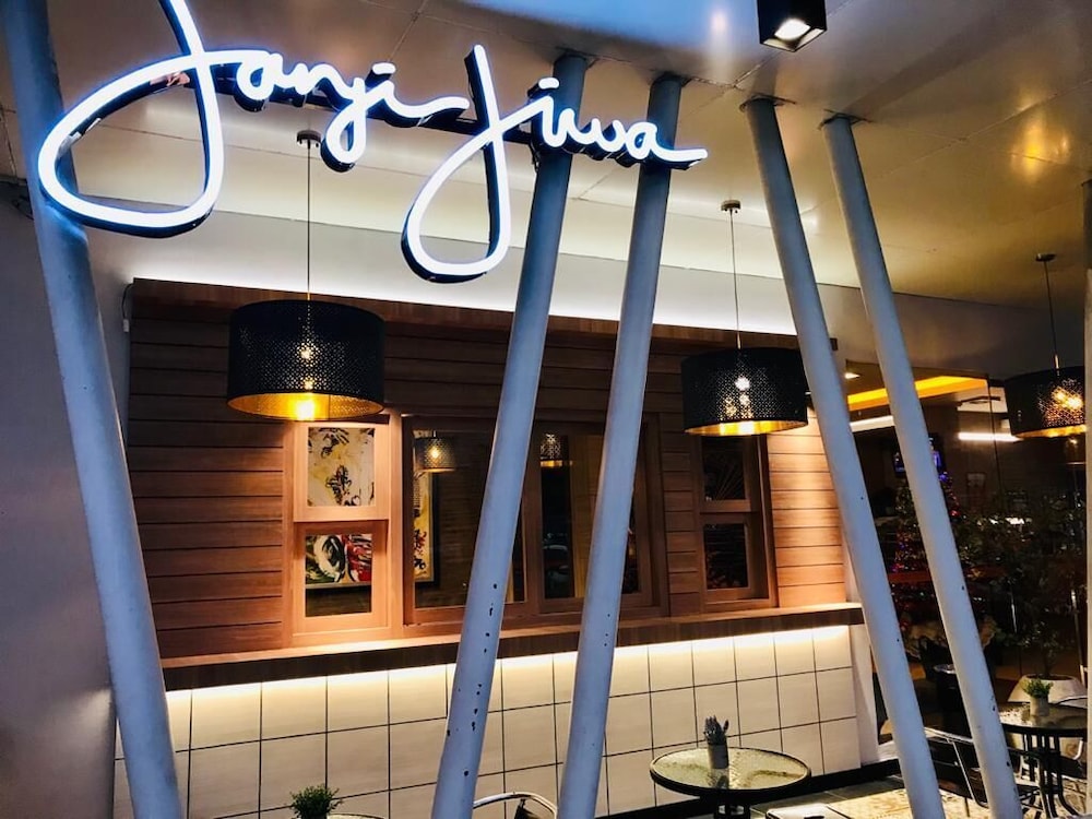 Avira Hotel 2/66