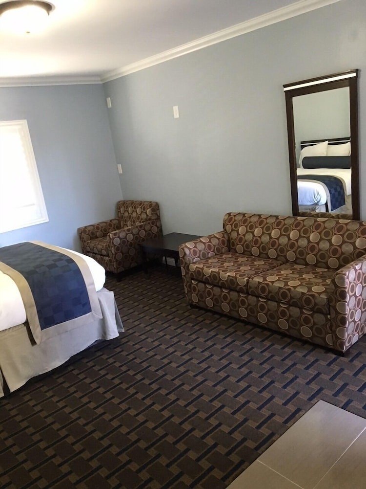 Hollywood Palms Inns & Suites 37/56