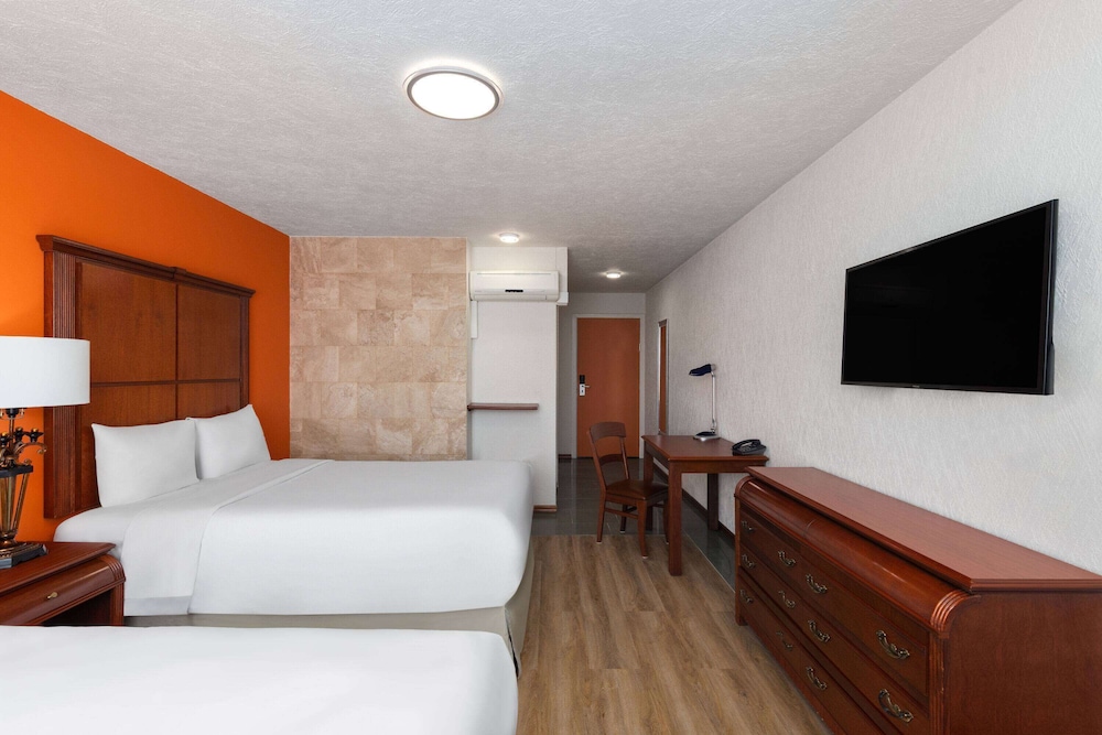 Howard Johnson by Wyndham Toluca 13/49
