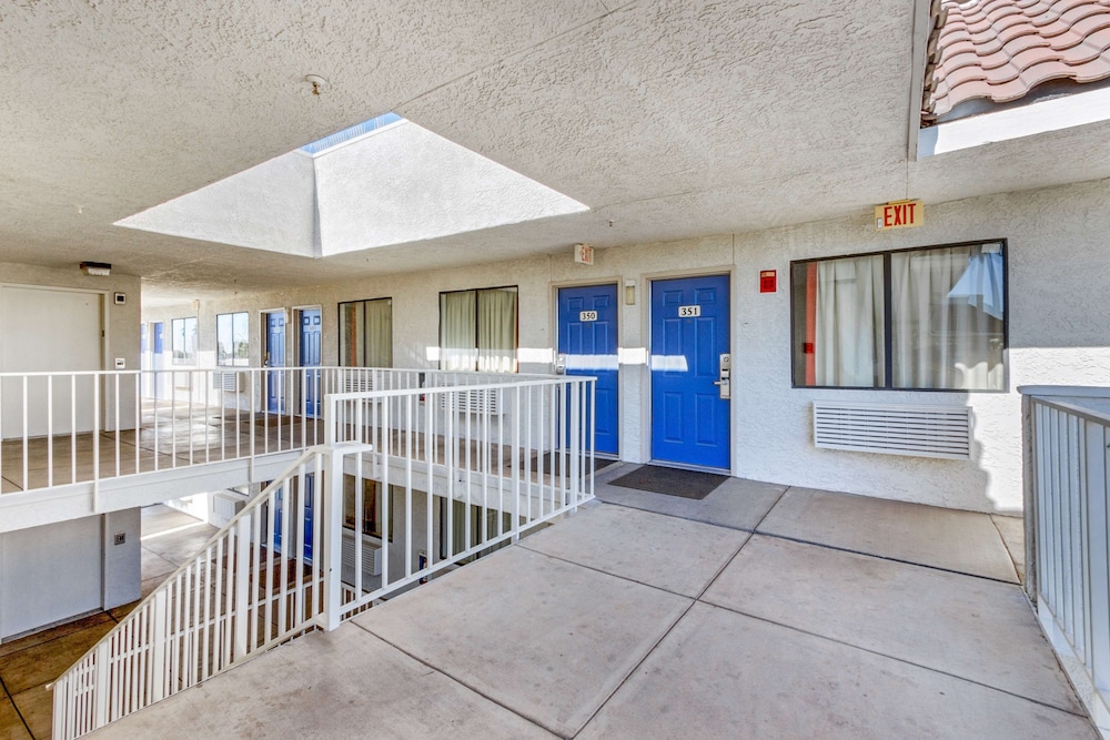 Motel6 Phoenix, AZ - West 36/45