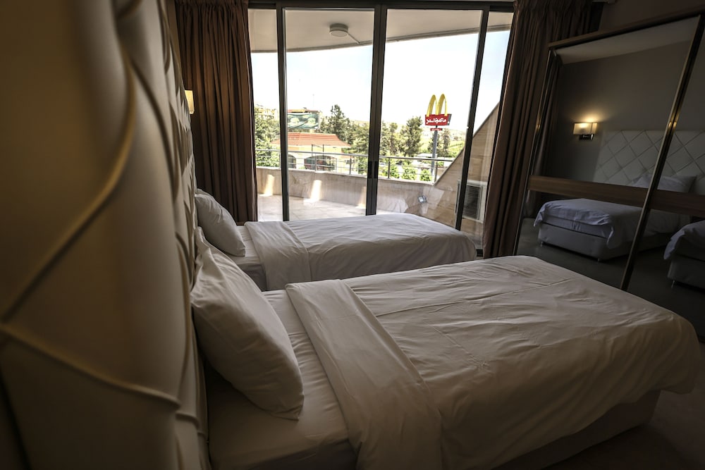DELORA HOTEL AND SUITES 17/65