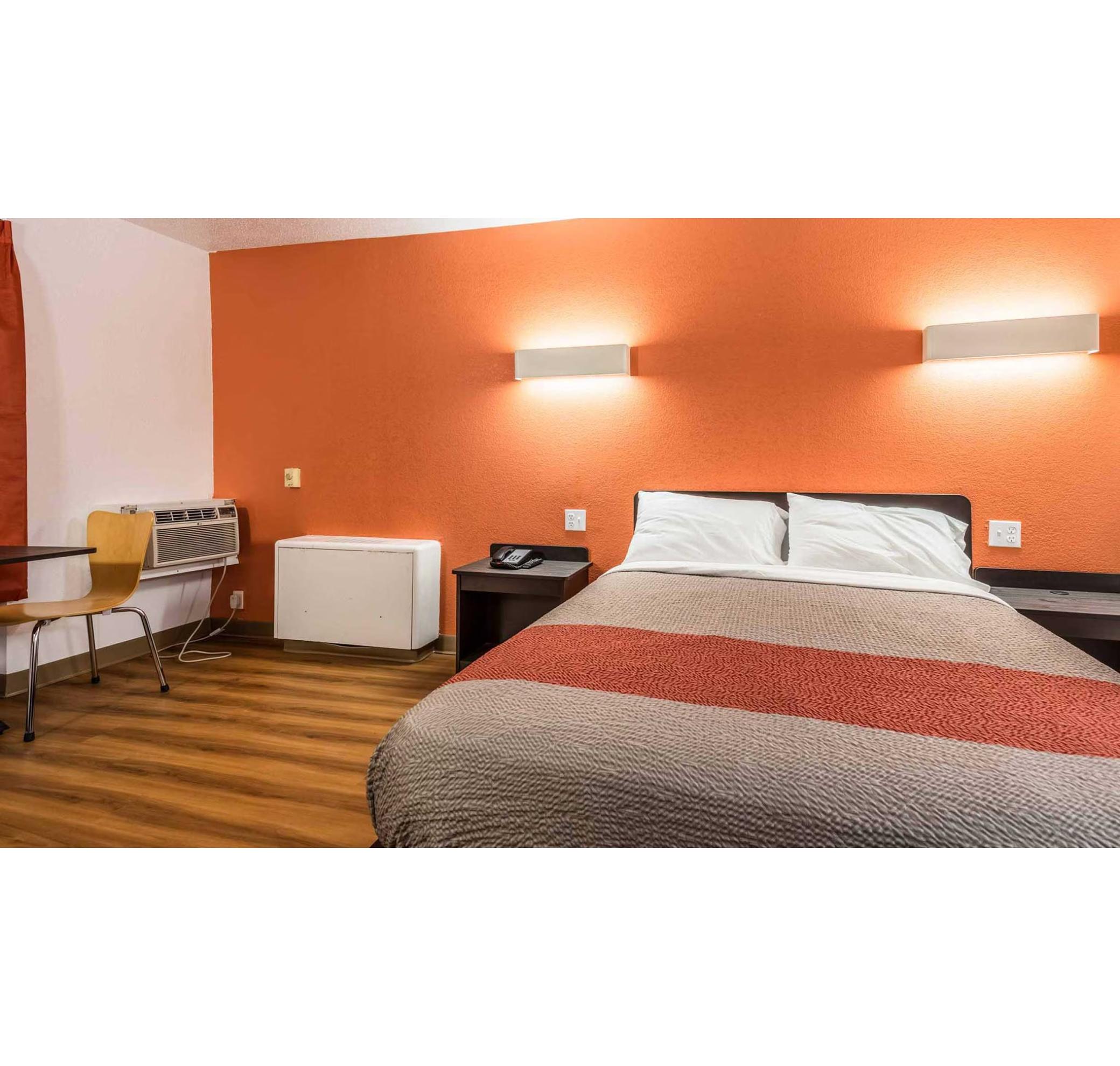 1 King Bed - Non-Smoking, Micfridge
