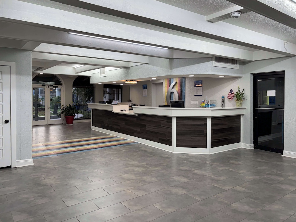 Lobby at Studio6 Tallahassee, FL – North Monroe, TALLAHASSEE - FL